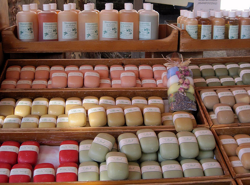 Natural soaps and shampoos - bédoin market par Sokleine